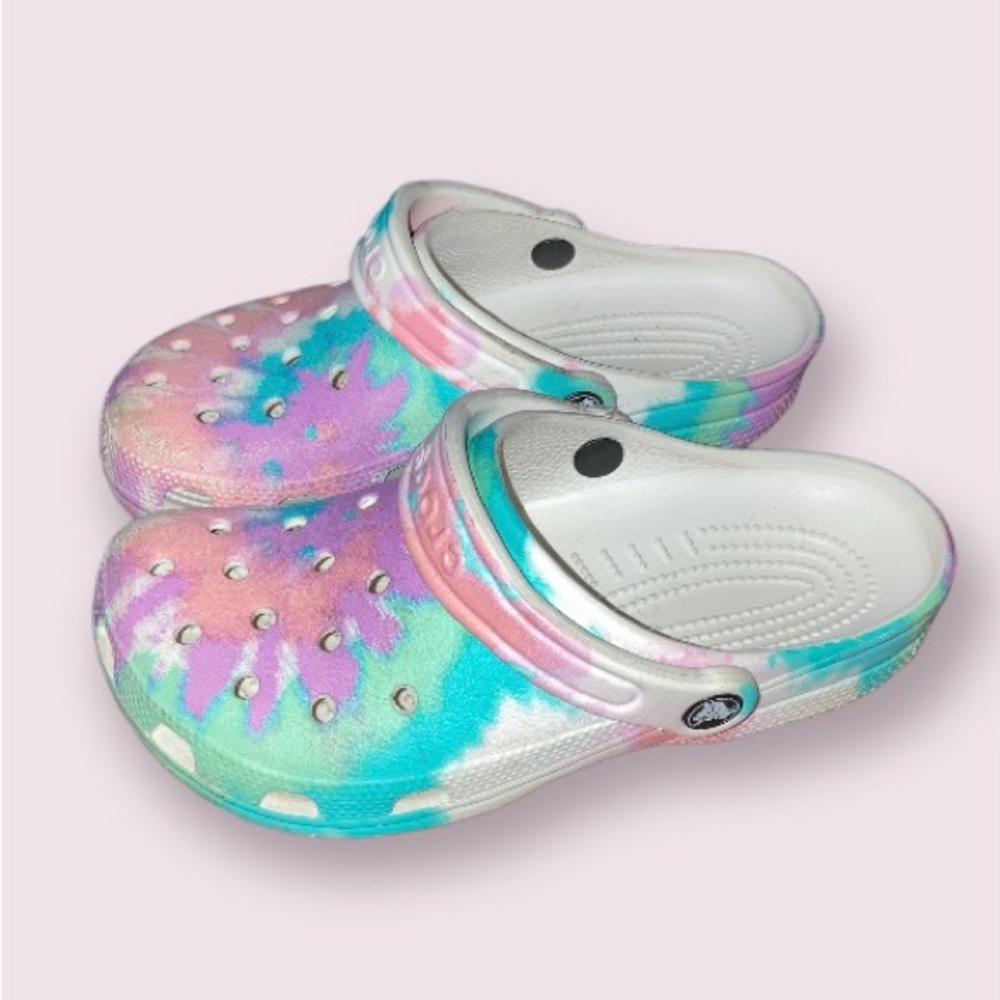 I am selling Crocs!